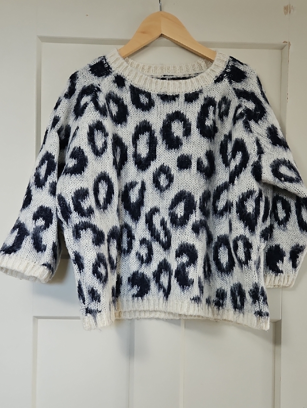 Women's Crewneck Leopard Print Sweater in White and Blue